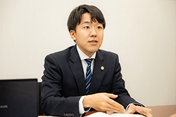 弁護士荻野哲也